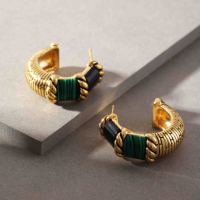 Collection de bijoux fantaisie : Boucles d'oreilles créoles torsadées épaisses, design rétro, avec incrustation de pierre verte et détail en émail noir