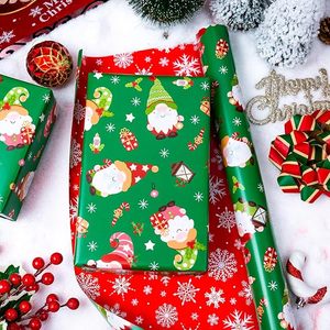 Papel de regalo navideño de doble cara con diseño de Papá Noel, gnomos y copos de nieve en rojo y verde, estilo cuadro sobre papel calcomanado. - Product Image 5