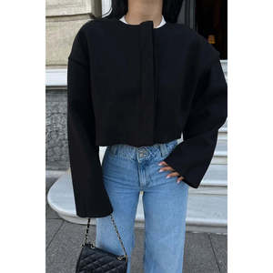 Chaqueta Negra con Detalle de Botones para Mujer - Product Image 2