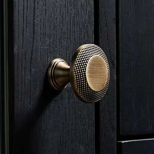 Armadietto da cucina in ottone massiccio con manico in bronzo antico europeo - Product Image 3