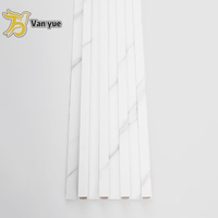 Revêtements muraux en PVC européens, panneaux à lamelles modernes, panneaux muraux en WPC cannelés pour villa, hôtel, panneaux muraux intérieurs imperméables et ignifuges