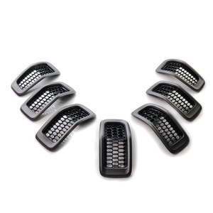 Rejilla Delantera para Jeep Cherokee, Marco de Plástico ABS en Negro Brillante, Versión Electrochapada, Pieza de Mejora para Retrofit - Product Image 1