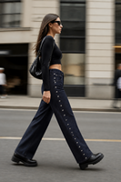 Jean large pour femme en indigo foncé avec rivets argentés à double rangée