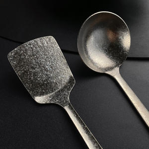 ชุดอุปกรณ์ครัวไทเทเนียมแท้ 3 ชิ้น ด้ามจับแบบตอกลาย ตะหลิว ช้อนรู ทัพพี ใช้กับเตาอบได้ ล้างมือเท่านั้น - Product Image 3