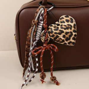 Colgante para bolso con diseño <span class=keywords><strong>de</strong></span> leopardo, <span class=keywords><strong>de</strong></span> piel sintética, con corazón, purpurina y lazo <span class=keywords><strong>de</strong></span> cordón tejido, estilo maximalista Y2K, tendencia actual - Product Image 1