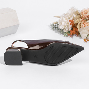 Xuanhui - Sandalias de Tacón Bajo de 3 cm con Punta Puntiaguda y Hebilla Dorada para Mujer, en PU Marrón Oscuro Brillante, Tendencia de Verano - Product Image 6