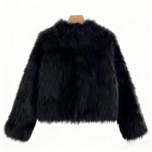 Nuovo Cappotto Invernale da Donna Boying in Ecopelliccia di Volpe - Giacca Integrata in Finta Pelliccia Tinta e Tessuta, Ecologica e Personalizzabile - Product Image 6