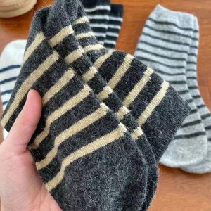 Chaussettes en coton épais pour femmes, mi-mollet, rayées, hiver, automne, couleur unie, style rétro, blanc, noir, gris - Product Image 3