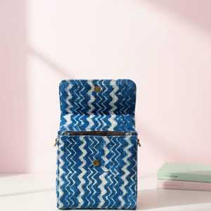Bolso Bandolera Mini Azul con Estampado Artesanal, de Tela de Algodón, Hecho a Mano, Estilo Boho, para Viaje, Exportación India - Product Image 1