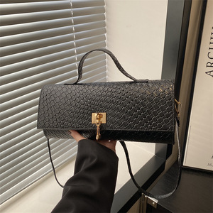 Bolso de hombro cruzado de lujo para mujer, moderno y de uso diario, con cierre dorado y diseño acolchado para un uso a la moda. - Product Image 3