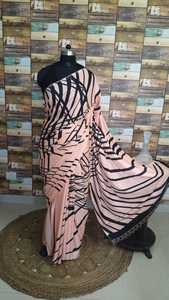 Elegante Sari de satén rosa para mujer Estilo de moda india Serigrafía impresa con diseño negro abstracto para fiesta de boda por VIC - Product Image 2