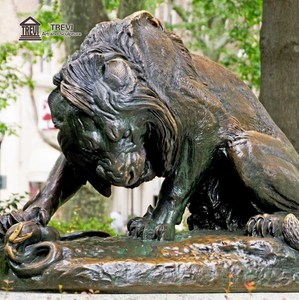 Estatua de León y Serpiente de Bronce Fundido TREVI |   Escultura de Animales Salvajes de Estilo Animalier, Fundida por la Método de la Cera Perdida, para Decoración de Jardines y Propiedades Exteriores - Product Image 4