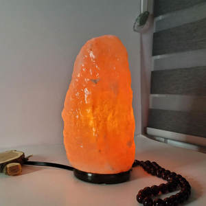 Lampe en sel rose de l'Himalaya, forme naturelle, avec variateur d'intensité et base en bois, 100% naturelle et durable - Product Image 4