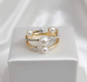 Anillo de Perlas Vogue de Oro de 18 Quilates Más Vendido - Product Image 1