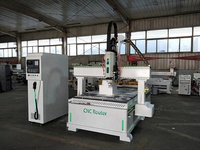Routeur CNC 4 axes pour le bois, modèle 1530, avec système de changement d'outils automatique (ATC), servomoteur, système de contrôle Syntec, broche simple, aspiration intégrée et facile à utiliser.