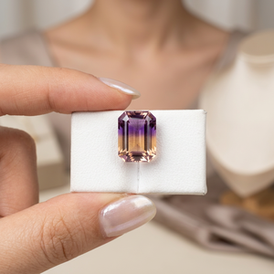 Ametrine bicolore créée en laboratoire en gros, 4,05 carats |   Coupe coussin |   Traitement thermique |   Effet lumineux |   Pierre précieuse africaine non montée - Product Image 3
