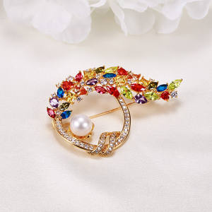 Broche en or pour femme avec perle d'eau douce, fleur de poitrine polyvalente, personnalité - Product Image 2