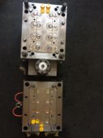 Molde de tapa abatible para botella de vidrio, con motor de desatornillado para tornillo hermético