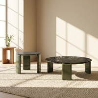 Projet de villa de luxe en Norvège, table basse moderne en HDF peinte sur mesure avec plateau rond effet marbre pour un salon élégant