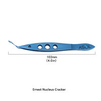 Instrument chirurgical pour la chirurgie oculaire : Pince à noyau à action croisée, à dents crantées et à mâchoires en forme de palette