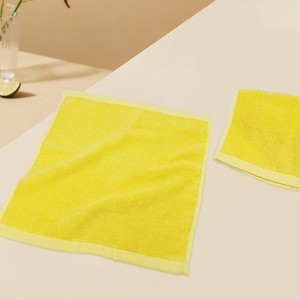 Toalla de mano cuadrada amarilla para niños, 33x33cm, suave, absorbente, agradable para la piel, con gancho para guardería - Product Image 3