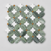 Mosaïque de marbre vert personnalisée, motif floral blanc en pierre découpée au jet d'eau pour murs et sols