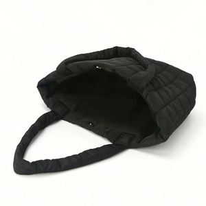 Sac à main matelassé grand format pour femme, couleur unie, sac fourre-tout matelassé, motif géométrique, fermeture à bouton, polyester, personnalisable - Product Image 4
