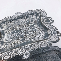 Plateau carré vintage en métal laqué vieilli et orné pour le rangement de bijoux, la vaisselle, la cuisine, le salon et la décoration intérieure