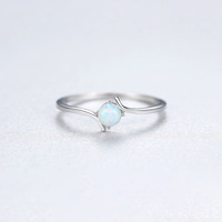 Bague solitaire en argent sterling 925 plaqué or avec opale bleue feu, classique à quatre griffes pour femme