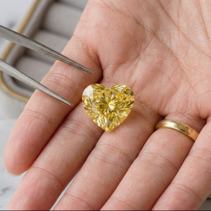 Diamante Cultivado en Laboratorio al por Mayor, 1CT, Corte Corazón, Amarillo Fantasía, VS2, Certificado IGI, CVD, 3EX, Corte Excelente, para Distribuidores e Importadores de Diamantes - Product Image 1