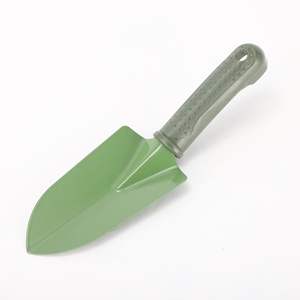 คราดสวนสีเขียว 3 ง่ามเหล็ก ด้ามจับตามหลักสรีรศาสตร์ สำหรับทำสวนและกิจกรรมชายหาด ใช้งานกลางแจ้ง - Product Image 3