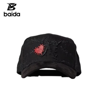 Gorra de béisbol unisex con diseño gótico de espina jacquard negra, parche de espiga roja brillante y letras bordadas con pedrería.