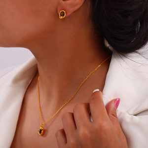 Ensemble collier et boucles d'oreilles pour femme moderne en acier inoxydable plaqué or 18 carats avec pendentif en pierre naturelle serti clos, idéal pour le quotidien - Product Image 3