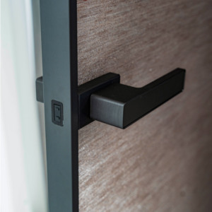 Elegante Porta Interna a Battente in Alluminio con Vetro Satinato Insonorizzato e Ferramenta Resistente per Hotel - Product Image 3