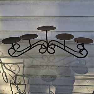 Support de bougie en fer forgé sur mesure à 5 têtes, design vintage à motifs en spirale, pour la décoration de table à manger - Product Image 1