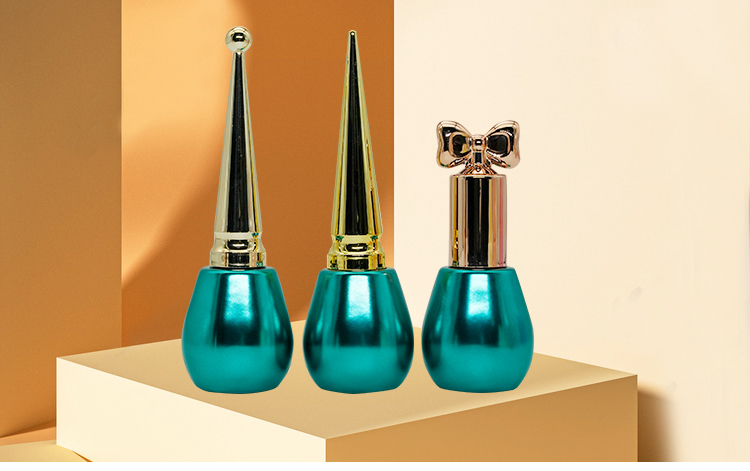 Hanya Small Green Nail Polish Bottles With Long Golden Cone Cap