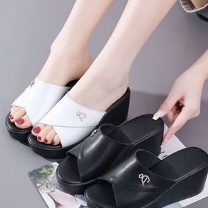 Le nuove pantofole primaverili ed estive sono alla moda <span class=keywords><strong>sandali</strong></span> piatti a <span class=keywords><strong>tacco</strong></span> <span class=keywords><strong>medio</strong></span> semplici e versatili pantofole comode e resistenti - Product Image 3