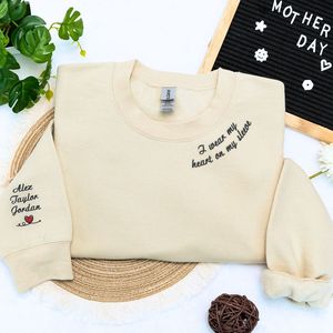Sudadera con <span class=keywords><strong>capucha</strong></span> bordada personalizada "I Wear My Heart My Sleeve", patrón 3D, insignia frontal tejida para invierno y otoño, regalo perfecto para mamá - Product Image 1