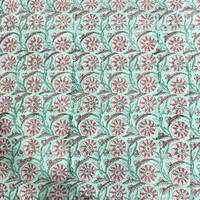 Tissu en coton pur artisanal imprimé à la main avec motifs floraux sur toute la surface, vert menthe clair et rose corail, imprimé au bloc artisanal