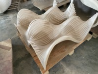 Table basse en verre avec design paramétrique unique et base en bois pour projets d'intérieur résidentiels et commerciaux