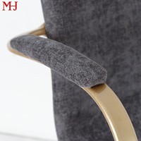 Chaise de banquet portable en aluminium doré, faite à la main, durable, avec accoudoirs, rembourrée en tissu gris, confortable et empilable pour salon