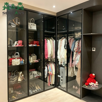 Dressing moderne en forme de L avec cadre en aluminium, portes en verre et système d'éclairage LED intelligent intégré