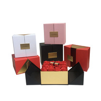 Boîte cadeau unique en carton rigide carré avec couvercle à rabat double porte, fleur de savon rose, gaufrage, fermeture magnétique pour rouge à lèvres