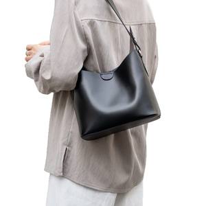 Sac fourre-tout décontracté en cuir de vachette pour femme, style vintage 2025, avec boucle métallique de luxe, sac à bandoulière souple pour toutes les occasions, idéal pour la plage - Product Image 5