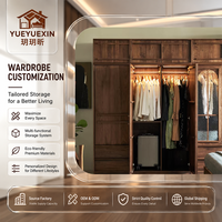 Armoire en Noyer Brun Riche avec Porte Vitrée et Tringle à Vêtements Éclairée par LED pour Projets de Suites de Chambres de Villas de Luxe