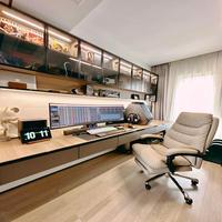 Bureau d'ordinateur sur mesure avec étagère, cloisons réglables et panneaux anti-humidité pour chambre d'adolescent ou petit coin de travail à domicile