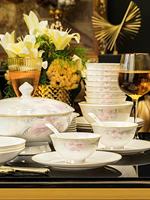 Luxuriöses Blumenmuster-Geschirrset mit Goldrand aus Bone China, Elegantes Keramik-Tafelservice für Zuhause, Hochzeiten und Bankette