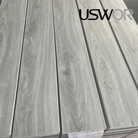 Plancher en vinyle SPC de luxe, anti-rayures, sans formaldéhyde, facile à nettoyer, antidérapant, pour les espaces commerciaux, marque privée