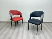 Chaise de salle à manger de style chinois moderne avec coussin épais en cuir PU, accoudoirs, dossier incurvé et structure métallique pour hôtel et café