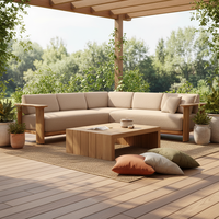 Canapé d'extérieur modulaire RH Dune Teak en forme de L, avec coussins en tissu crème sur structure en teck massif, ensemble de patio moderne